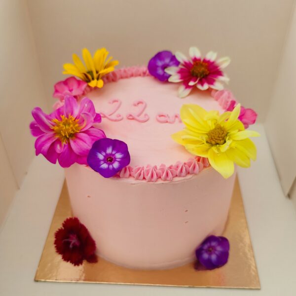 Layer cake : gateau haut décoré avec des fleurs comestibles